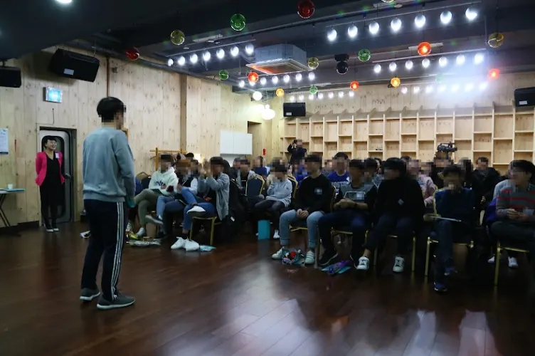 청소년을 위한 데일 카네기 코스 수업에서 한 학생이 앞에 나와 발표하는 모습